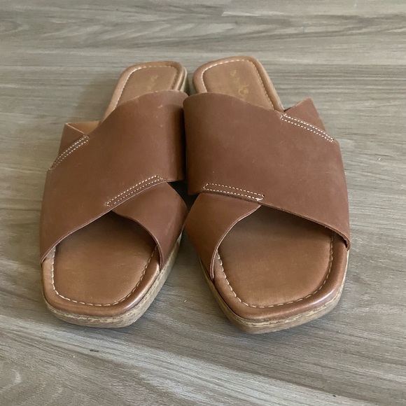 Coach and Four Tan Sandals - Picture 2 of 4